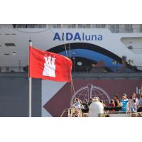 3525_3521 Die Hamburg Fahne im Hafen - Schriftzug AIDAluna | Flaggen und Wappen in der Hansestadt Hamburg